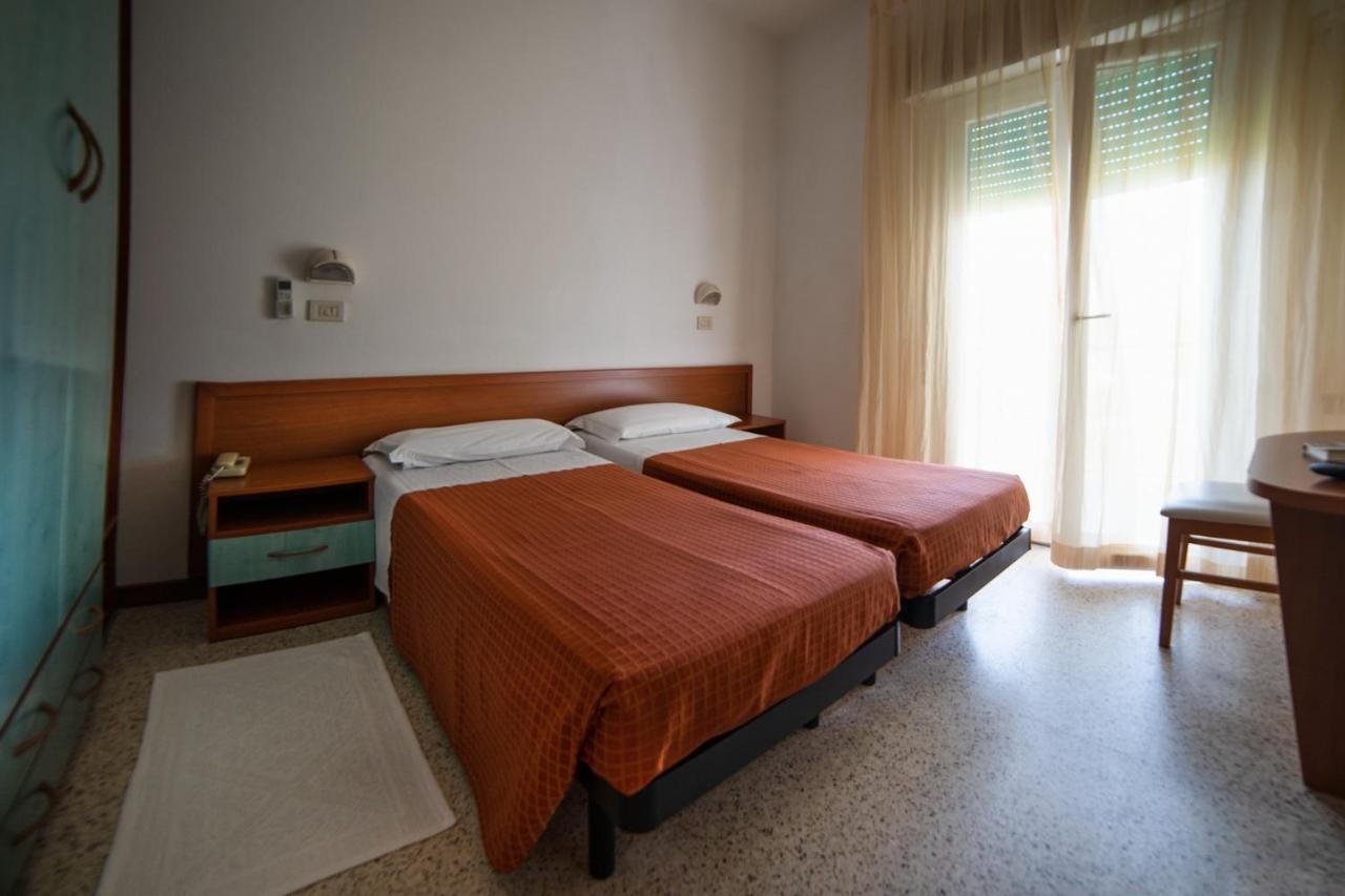 Hotel Sayonara Milano Marittima Exterior photo