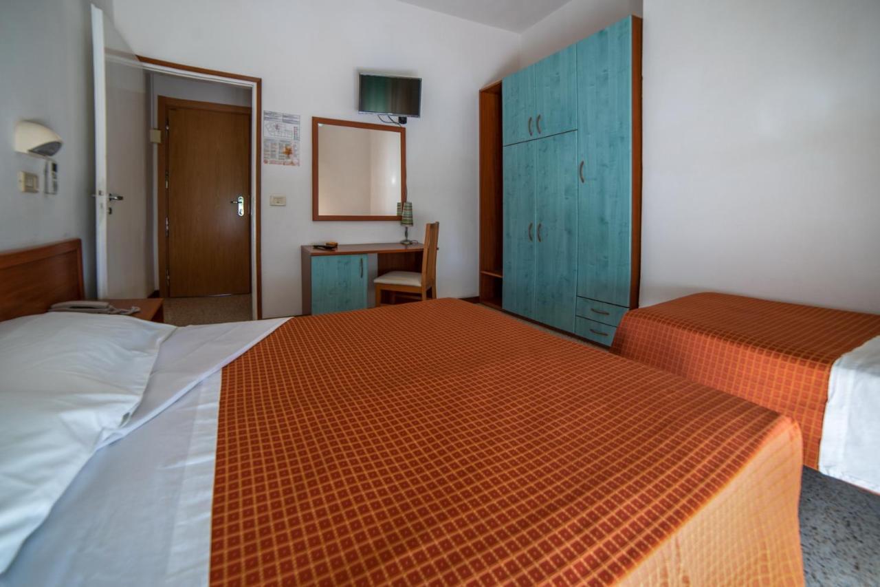 Hotel Sayonara Milano Marittima Exterior photo