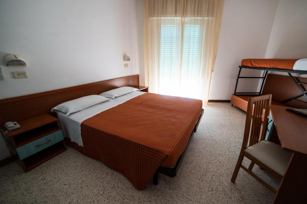 Hotel Sayonara Milano Marittima Exterior photo