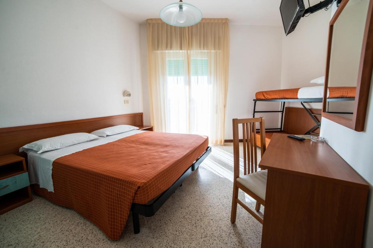 Hotel Sayonara Milano Marittima Exterior photo